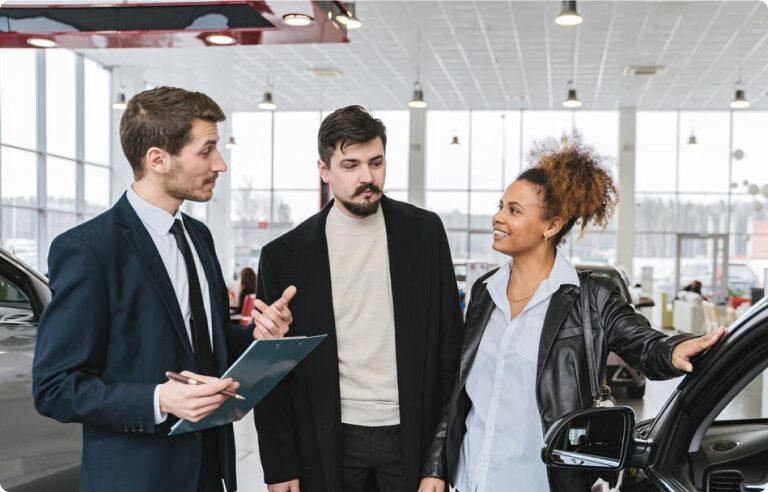 Conseiller Subaru échangeant avec des clients en concession